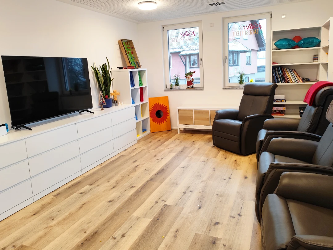 Der gemütliche Aufenthaltsraum mit elektrisch verstellbaren Sesseln und einem Fernseher