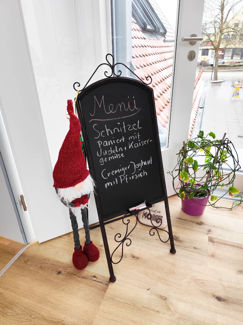 Die Kreidetafel am Eingang zu Kathis Begegnungscafe zeigt, was heute frisch zum Mittagessen zubereitet wird