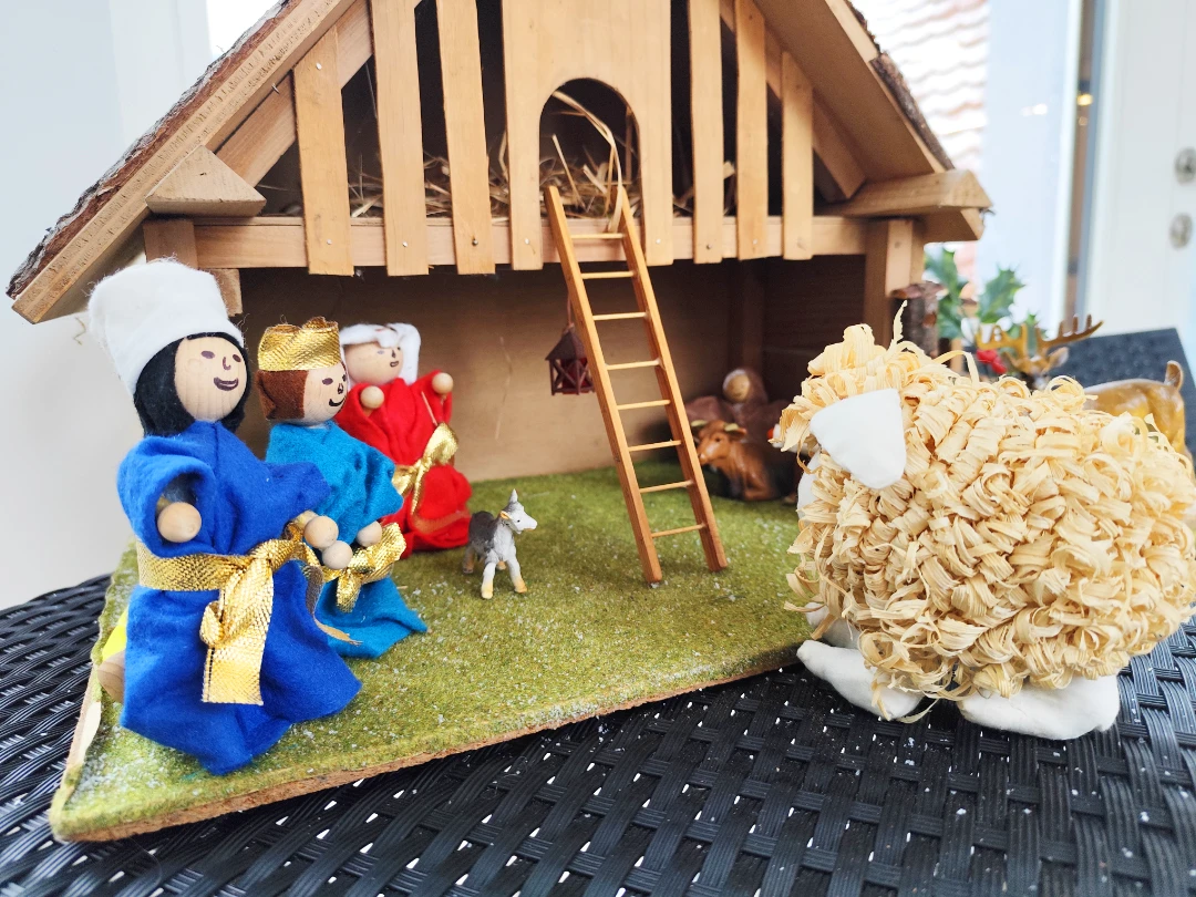 Puppen Krippe mit Jesus Szene als Dekoration bei Kathis Begegnungscafe