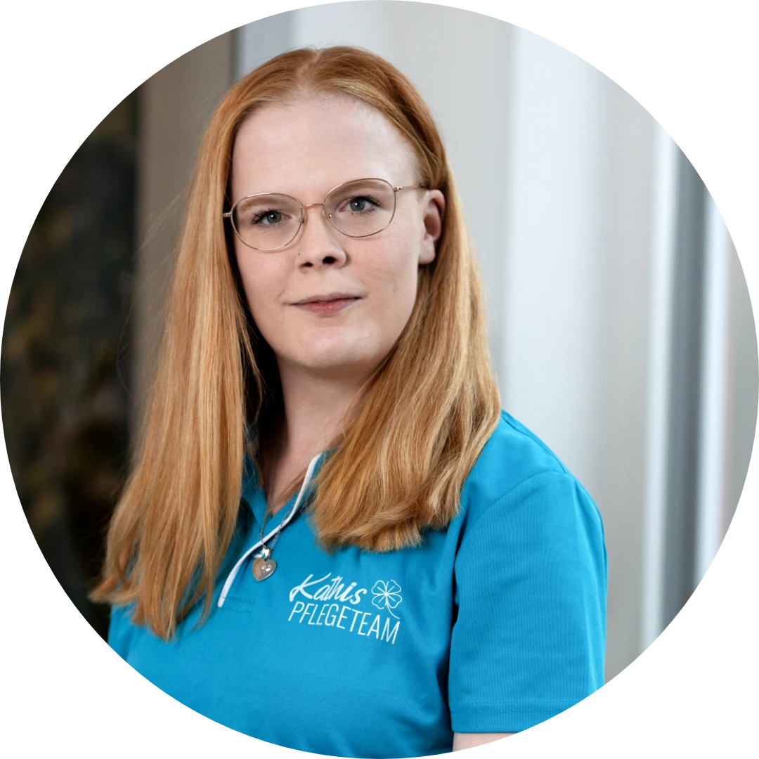 Aileen Marquardt als Pflegehilfskraft bei Kathis Pflegeteam