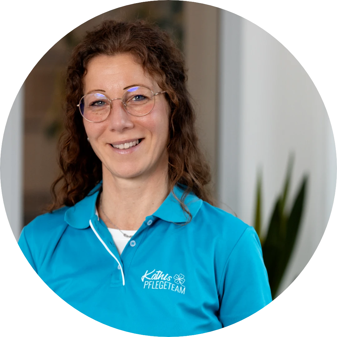 Anita Maibrink als Pflegehilfskraft bei Kathis Pflegeteam