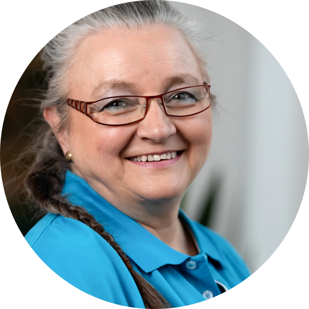 Anne Strehle als Pflegehilfskraft bei Kathis Pflegeteam