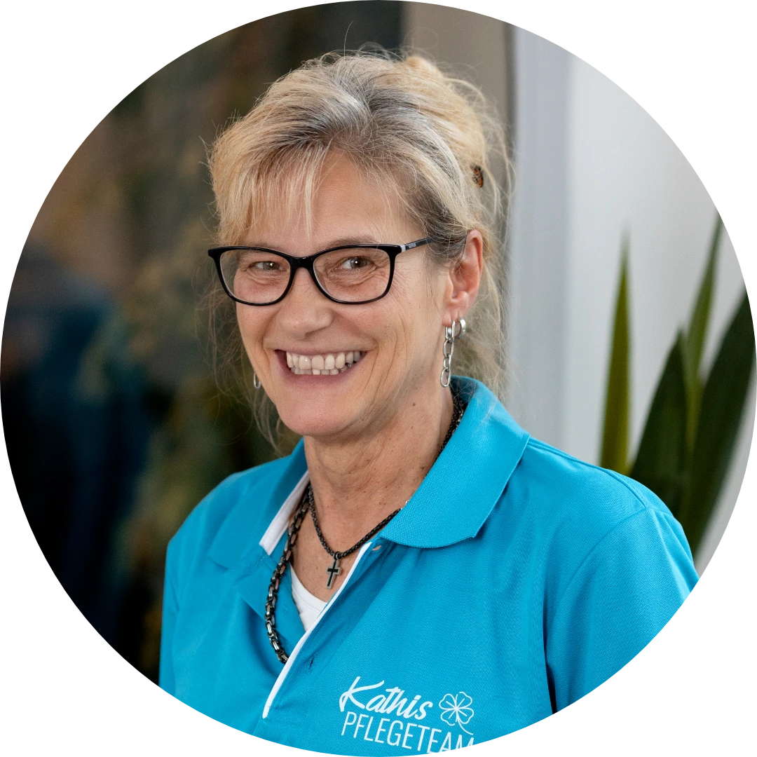 Carmen Mayer als Pflegehilfskraft und Köchin der Tagespflege bei Kathis Pflegeteam