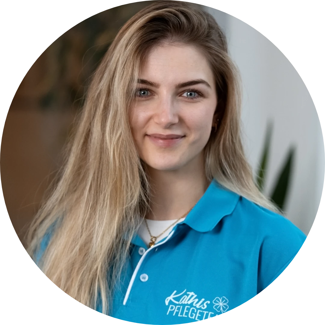 Isabelle Lochmann als Pflegefachkraf bei Kathis Pflegeteam