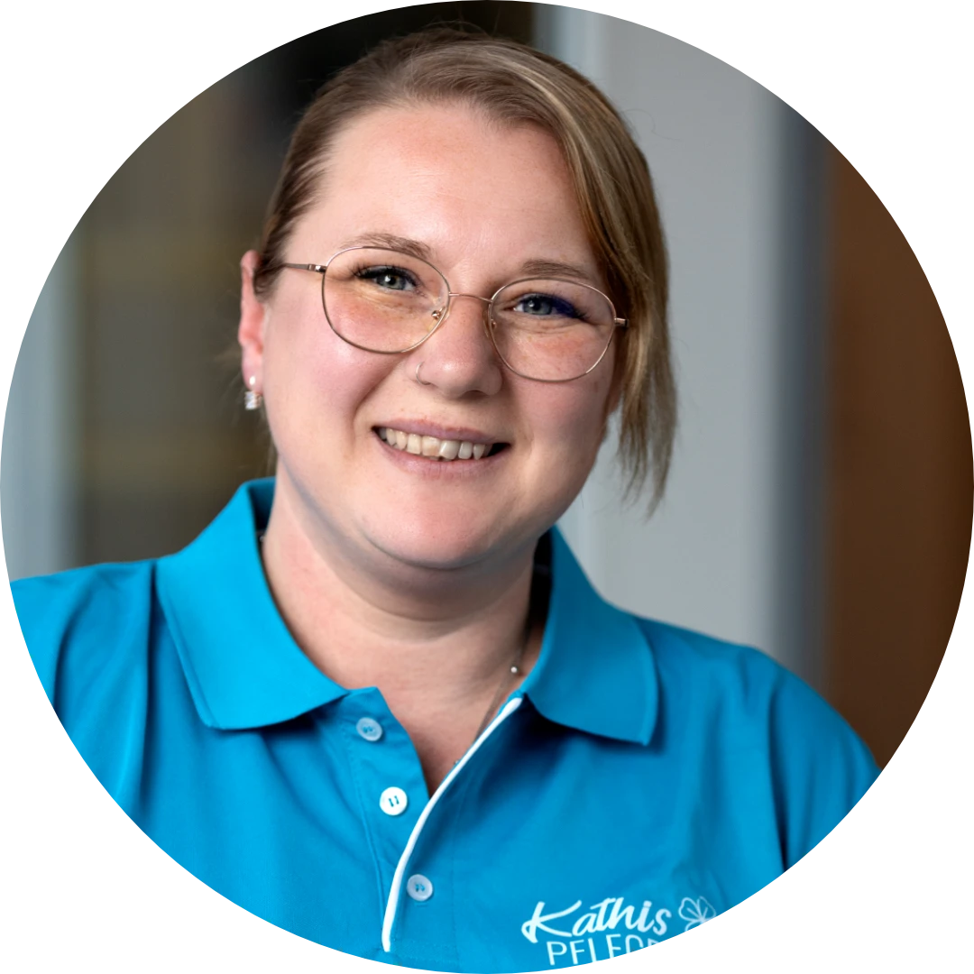 Olga Barbje als Pflegehilfskraft bei Kathis Pflegeteam